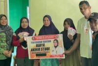 Kepala Desa Kokotu, Susmi Idris saat menyerahkan bantuan beasiswa akhir studi. || dok : Ridal/KASEDATA.ID