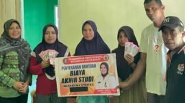 Kepala Desa Kokotu, Susmi Idris saat menyerahkan bantuan beasiswa akhir studi. || dok : Ridal/KASEDATA.ID