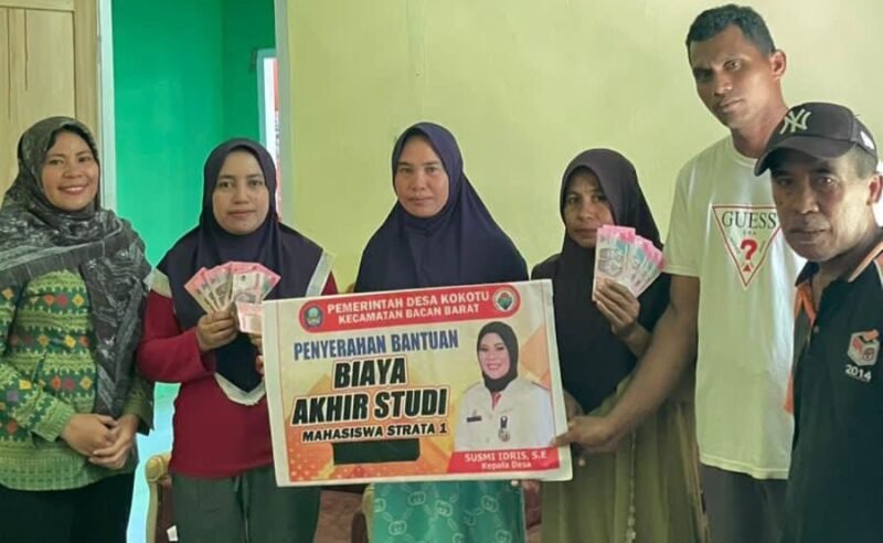 Kepala Desa Kokotu, Susmi Idris saat menyerahkan bantuan beasiswa akhir studi. || dok : Ridal/KASEDATA.ID