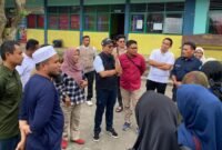 Kadikbud Maluku Utara, Abubakar Abdullah saat berdialog dengan tenaga pendidik di SMA Negeri 2 Halmahera Utara. || dok : Dikbud Malut