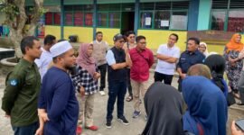 Kadikbud Maluku Utara, Abubakar Abdullah saat berdialog dengan tenaga pendidik di SMA Negeri 2 Halmahera Utara. || dok : Dikbud Malut