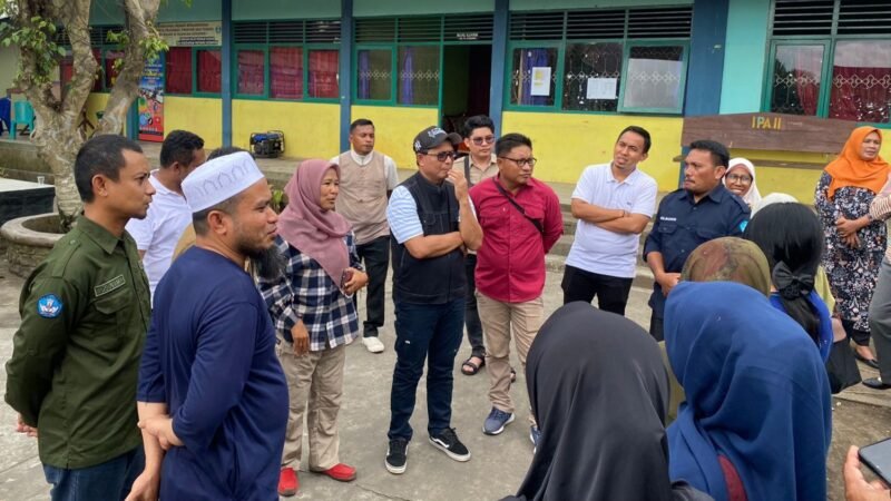 Kadikbud Maluku Utara, Abubakar Abdullah saat berdialog dengan tenaga pendidik di SMA Negeri 2 Halmahera Utara. || dok : Dikbud Malut