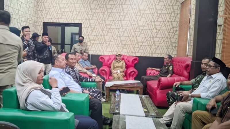 Pertemuan singkat bersama Gubernur Sherly Laos, Wakil Gubernur, Sekda Malut, Ketua DPRD Provinsi, serta sejumlah anggota DPRD Kota Ternate sebelum menemui massa aksi || Sukarsi_kasedata