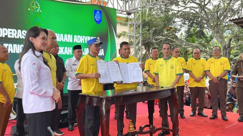 Kepala daerah dari 10 Kabupaten/Kota usai menandatangani naskah kerja sama untuk mengawal dana desa yang berlangsung di Pantai Wisata Sulamadaha, Kota Ternate, Rabu (3/9/2025) || Foto : istimewa