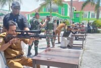 Wakil Bupati Halsel Helmi Umar Muchsin saat membidik sasaran dalam lomba menembak memperingati Haornas 2025 [Dok : ridal/kasedata]