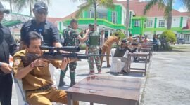 Wakil Bupati Halsel Helmi Umar Muchsin saat membidik sasaran dalam lomba menembak memperingati Haornas 2025 [Dok : ridal/kasedata]