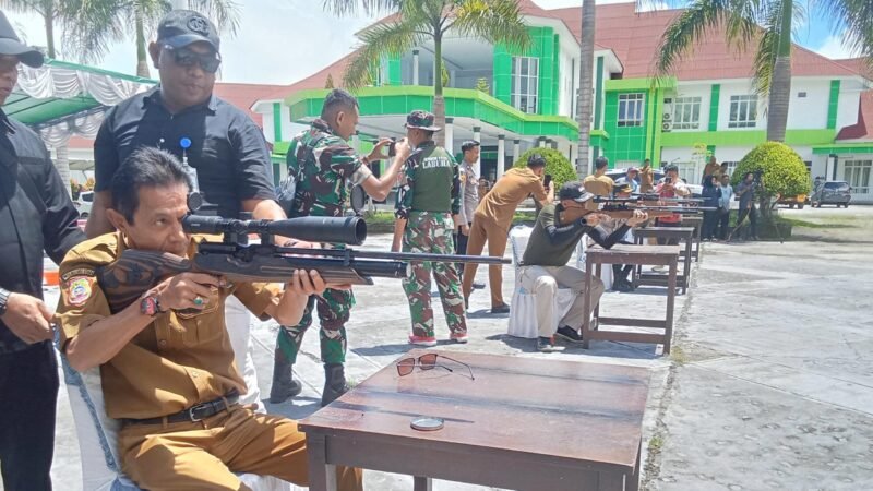 Wakil Bupati Halsel Helmi Umar Muchsin saat membidik sasaran dalam lomba menembak memperingati Haornas 2025 [Dok : ridal/kasedata]
