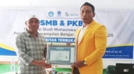 Kadis DPMD Halsel, M. Zaki Abdul Wahab (topi) dalam kegiatan di Universitas Terbuka 