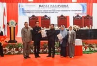 Penyerahan dokumen KUA-PPAS APBD 2026 oleh Wakil Bupati kepada Wakil Ketua I DPRD Halsel (doc : Ridal/kasedata)