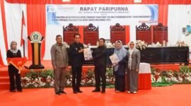 Penyerahan dokumen KUA-PPAS APBD 2026 oleh Wakil Bupati kepada Wakil Ketua I DPRD Halsel (doc : Ridal/kasedata)