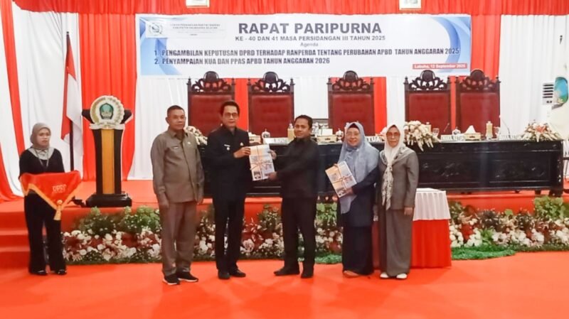 Penyerahan dokumen KUA-PPAS APBD 2026 oleh Wakil Bupati kepada Wakil Ketua I DPRD Halsel (doc : Ridal/kasedata)