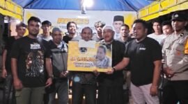 Dukungan nyata, Amin Subu saat menyerahkan bantuan senilai Rp5 juta kepada Pemuda Toboko [Foto : sukarsi/kasedata]