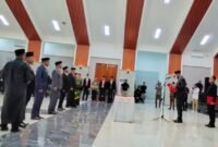 Prosesi pelantikan yang berlangsung di kantor Bupati Halsel pada Senin malam [Dok : Ridal/Kasedata]
