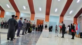 Prosesi pelantikan yang berlangsung di kantor Bupati Halsel pada Senin malam [Dok : Ridal/Kasedata]