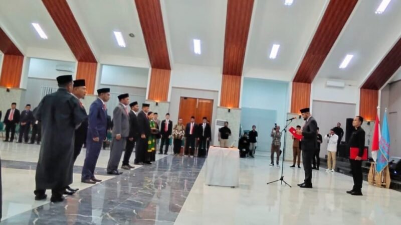 Prosesi pelantikan yang berlangsung di kantor Bupati Halsel pada Senin malam [Dok : Ridal/Kasedata]