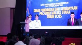 Gubernur Maluku Utara, Sherly  Tjoanda Laos, saat membuka kegiatan evaluasi kinerja satuan pendidikan.[Foto : sukarsi/kasedata]