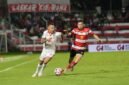 Pemain Ciro Alves (jersey putih) jadi bintang lapangan kontra Madura United di Stadion Gelora Kie Raha Ternate [Foto : official malut United]