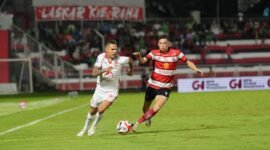 Pemain Ciro Alves (jersey putih) jadi bintang lapangan kontra Madura United di Stadion Gelora Kie Raha Ternate [Foto : official malut United]