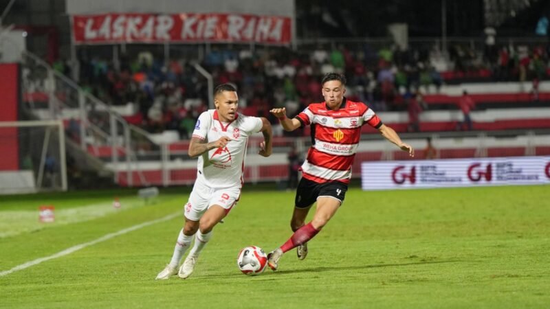 Pemain Ciro Alves (jersey putih) jadi bintang lapangan kontra Madura United di Stadion Gelora Kie Raha Ternate [Foto : official malut United]