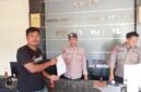 Jurnalis Porostimur.com, Amirudin Irsad, saat melaporkan Kades Samo ke Polres Halsel [dok : ridal/kasedata]