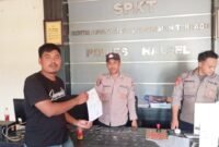 Jurnalis Porostimur.com, Amirudin Irsad, saat melaporkan Kades Samo ke Polres Halsel [dok : ridal/kasedata]