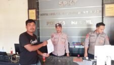 Jurnalis Porostimur.com, Amirudin Irsad, saat melaporkan Kades Samo ke Polres Halsel [dok : ridal/kasedata]