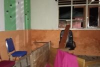 Kondisi kantor desa air mangga usai di porak-porandakan oleh warga [Foto : istimewa]