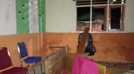 Kondisi kantor desa air mangga usai di porak-porandakan oleh warga [Foto : istimewa]