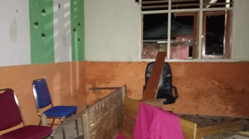 Kondisi kantor desa air mangga usai di porak-porandakan oleh warga [Foto : istimewa]