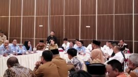 Suasana rapat bersama komisi IV DPR RI dan Kementerian Kehutanan dengan Pemprov Malut beserta sejumlah perwakilan tambang Maluku Utara yang berlangsung di Royal Resto Kota Ternate [Foto : sukarsi/kasedata]