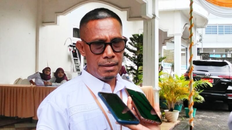 Kepala Dinas Sosial (Dinsos) Kota Ternate, Burhanuddin Abdul Kader, saat diwawancarai [Foto : sukarsi/kasedata]