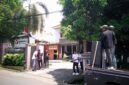 LPP Tipikor Maluku Utara saat melakukan demontrasi di depan Kantor Bawaslu Kota Ternate [Foto : sukarsi/kasedata]