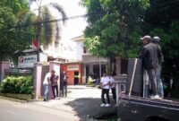 LPP Tipikor Maluku Utara saat melakukan demontrasi di depan Kantor Bawaslu Kota Ternate [Foto : sukarsi/kasedata]