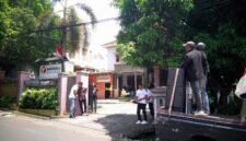 LPP Tipikor Maluku Utara saat melakukan demontrasi di depan Kantor Bawaslu Kota Ternate [Foto : sukarsi/kasedata]