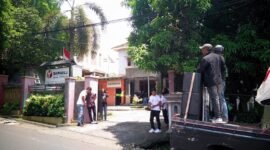 LPP Tipikor Maluku Utara saat melakukan demontrasi di depan Kantor Bawaslu Kota Ternate [Foto : sukarsi/kasedata]