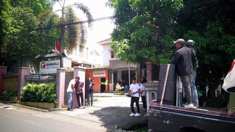 LPP Tipikor Maluku Utara saat melakukan demontrasi di depan Kantor Bawaslu Kota Ternate [Foto : sukarsi/kasedata]