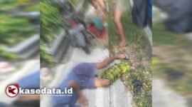 Warga saat membantu seorang pemuda yang mengalami insiden kecalakan di tanjakan Ngade Ternate Selatan [Foto : sukrasi/kasedata]