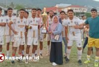 Lurah Kayu Merah, Fatmah Waheng, saat menyerahkan piala kemenangan kepada tim Thampomas Fc [Foto : haerun/kasedata]