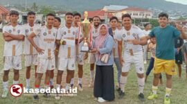 Lurah Kayu Merah, Fatmah Waheng, saat menyerahkan piala kemenangan kepada tim Thampomas Fc [Foto : haerun/kasedata]