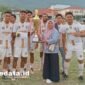 Lurah Kayu Merah, Fatmah Waheng, saat menyerahkan piala kemenangan kepada tim Thampomas Fc [Foto : haerun/kasedata]