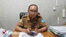 Kepala DPMPTSP Kota Ternate, Bahtiar Theng, saat diwawancarai terkait penerbitan NIB 6.612 untuk pelaku usaha.[Foto : Haerun/Kasedata]