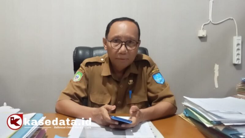 Kepala DPMPTSP Kota Ternate, Bahtiar Theng, saat diwawancarai terkait penerbitan NIB 6.612 untuk pelaku usaha.[Foto : Haerun/Kasedata]