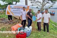 Penyerahan secara simbolis bantuan armada tangkap kepada perwakilan kelompok nelayan yang berlangsung di Pantai Desa Gandasuli, Kecamatan Bacan Selatan [Foto : Ridal/Kasedata]