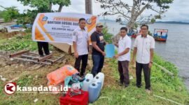 Penyerahan secara simbolis bantuan armada tangkap kepada perwakilan kelompok nelayan yang berlangsung di Pantai Desa Gandasuli, Kecamatan Bacan Selatan [Foto : Ridal/Kasedata]