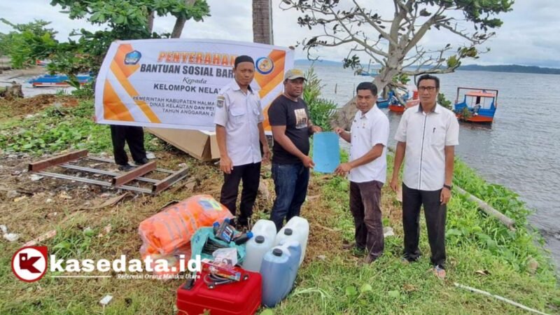 Penyerahan secara simbolis bantuan armada tangkap kepada perwakilan kelompok nelayan yang berlangsung di Pantai Desa Gandasuli, Kecamatan Bacan Selatan [Foto : Ridal/Kasedata]