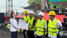 Gubernur Sherly Tjoanda menyerahkan kartu BPJS Ketenagakerjaan dan sertifikat kepada 15 peserta pelatihan operator alat berat dan 5 peserta penerima sertifikat Surat Izin Operator (SIO) bagi operator alat berat. || dok : KASEDATA.ID