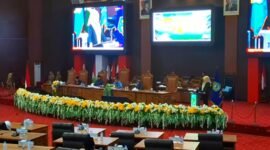 Juru Bicara Badan Anggaran, DPRD Maluku Utara, Agriati Yulin Mus, menyampaikan laporan Banggar, dalam Paripurna, Senin (8/9/2025). || dok : KASEDATA.ID