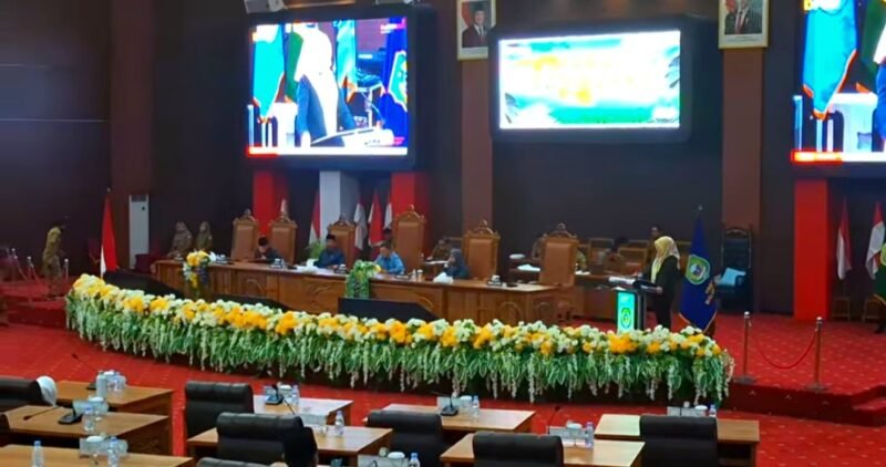 Juru Bicara Badan Anggaran, DPRD Maluku Utara, Agriati Yulin Mus, menyampaikan laporan Banggar, dalam Paripurna, Senin (8/9/2025). || dok : KASEDATA.ID