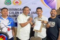 Imanullah Muhammad saat menyerahkan dokumen pendaftaran ke Panitia Mosurprovlub. || dok : Istimewa