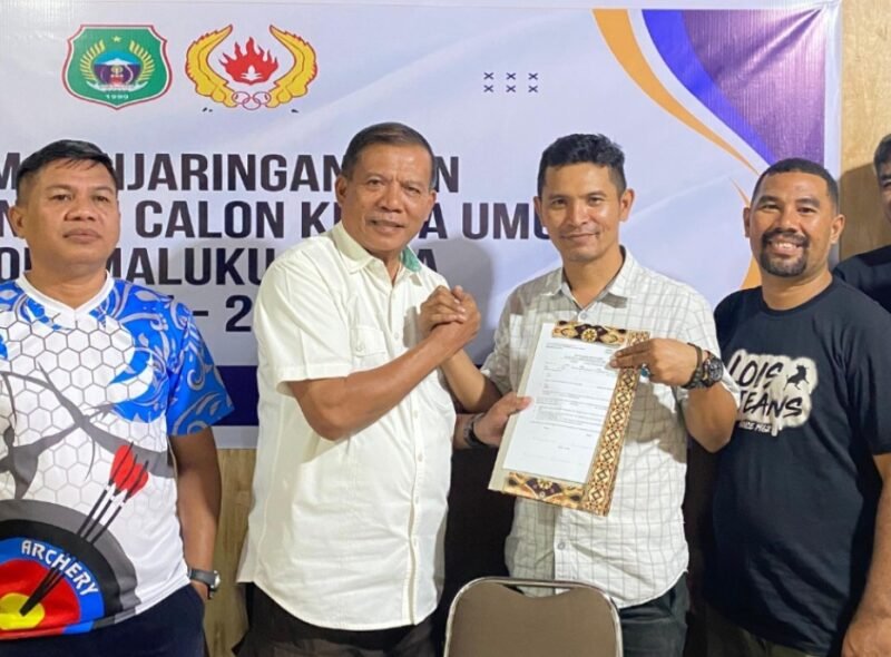 Imanullah Muhammad saat menyerahkan dokumen pendaftaran ke Panitia Mosurprovlub. || dok : Istimewa